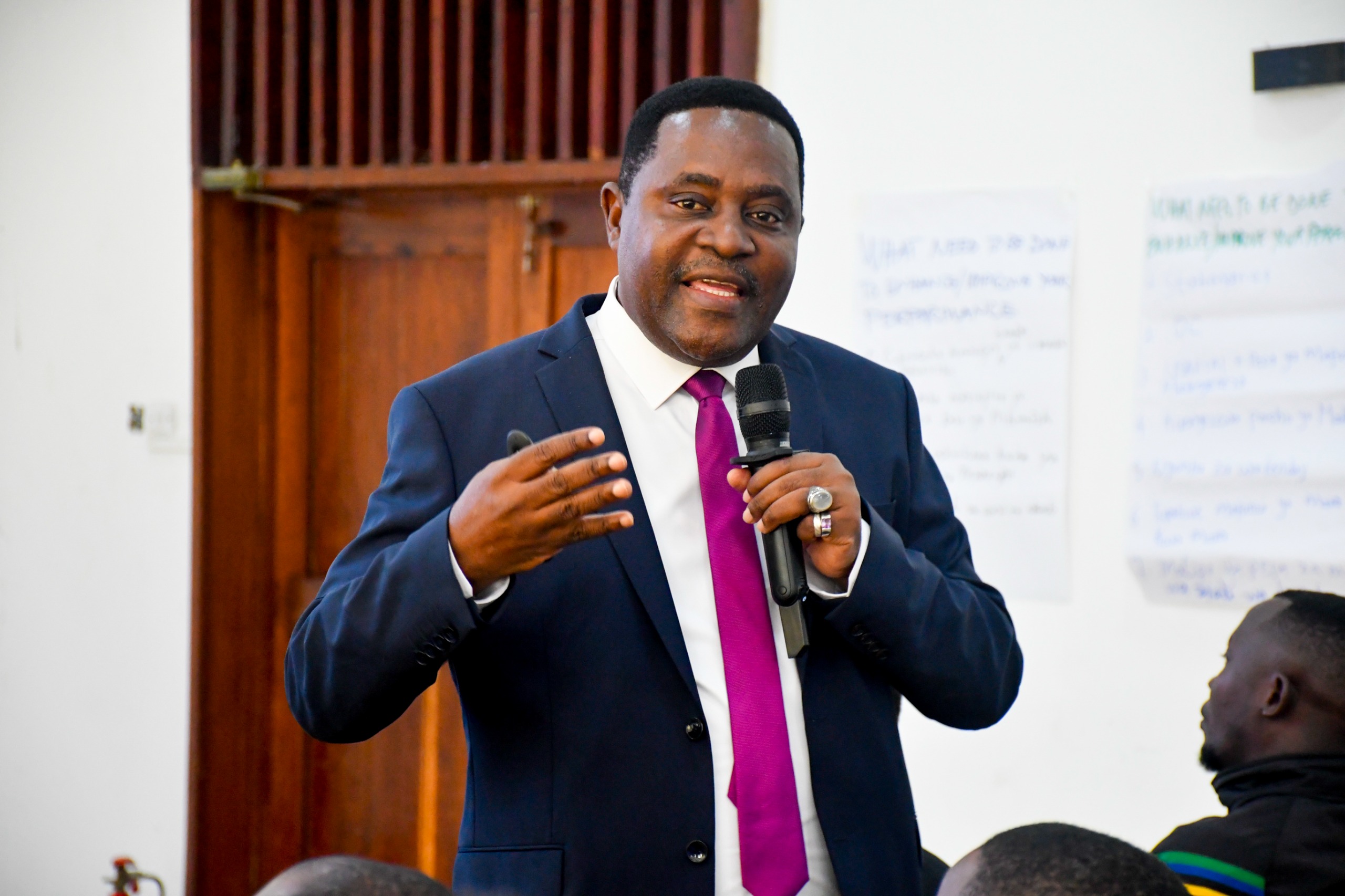 RC Kunenge Afanya Kikao Kazi na Watendaji wa Kata Kuboresha Utoaji wa Huduma kwa Wananchi